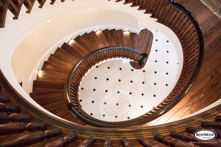 Curved staircase by Ironwood Connection