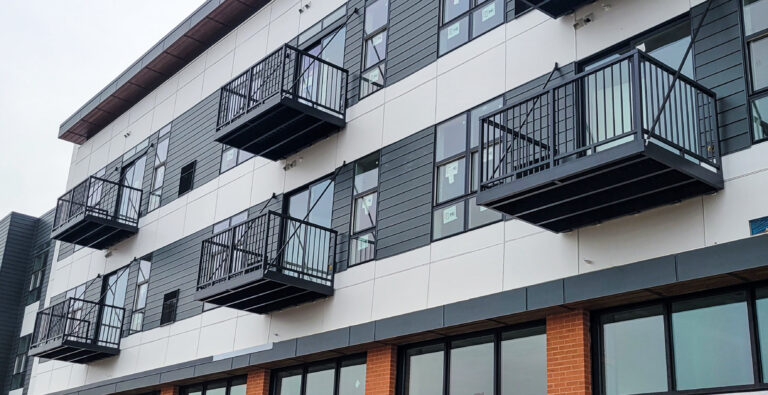 Aluminum exterior railing by Ironwood Connection