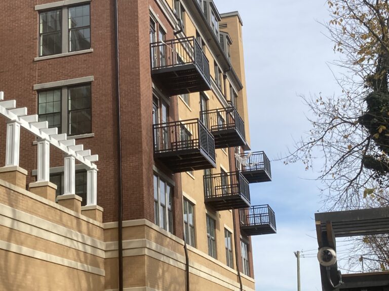 Aluminum exterior railing by Ironwood Connection